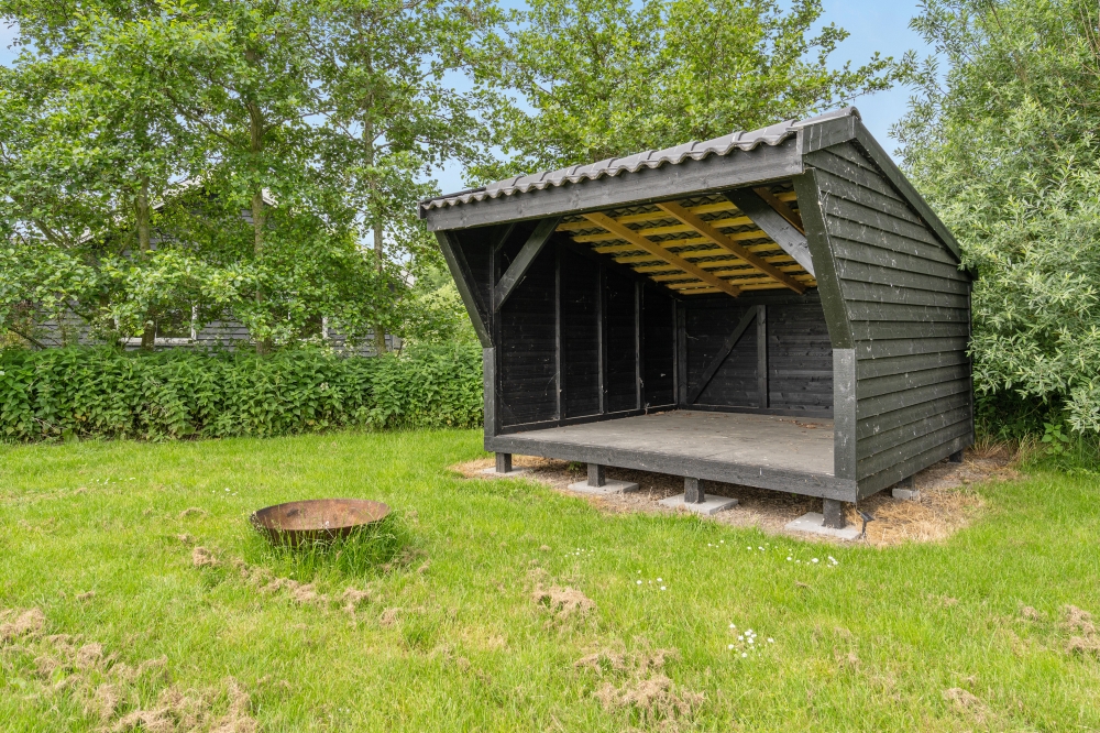 I det attraktive feriehuset nr. 481 i Lolland/Falster/Møn finnes det mengder av utendørsaktiviteter, som leketårn og huskestativ.