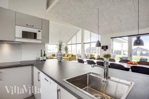 Kjøkkenet i luksushus nr. 489 er fullt utstyrt så dere lett kan lage mat til 18 personer.