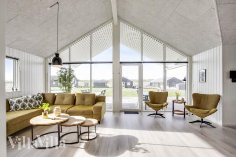 Det er god plass til hygge i feriehusets sofagruppe under oppholdet i luksushus nr. 489