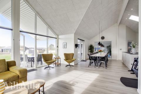 Det er plass til 18 personer i det store lyse oppholdsrommet i luksushus nr. 489.