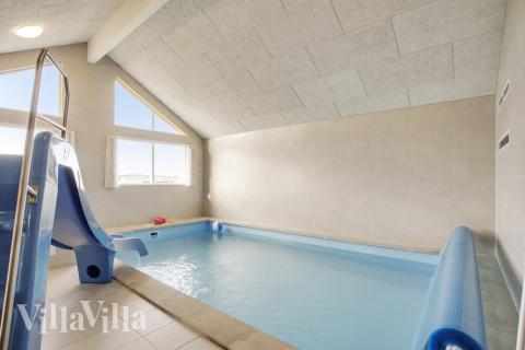 Det flotte bassenget i luksushus nr. 489 til 18 personer