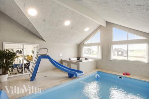 Feriehus 489 har et flott basseng med sklie, et stort innebygd boblebad og en badstue