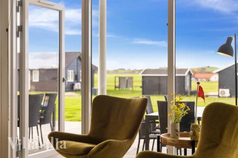 Sofaen i luksushus nr. 489 i Østjylland er perfekt for å hygge seg med et brettspill eller se en film sammen.