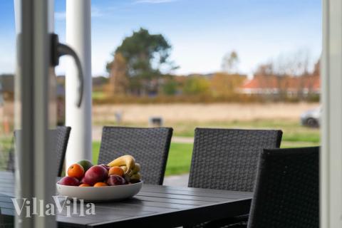 Luksushus nr. 489 har en deilig terrasse med gode hagemøbler til 18 personer.