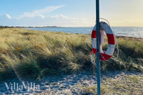 Stranden nær luksushus nr. 489 i Østjylland er ideell til gåturer.