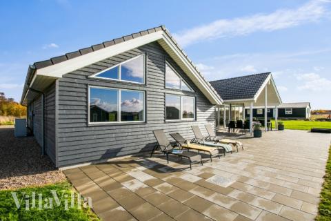 Nyt en grillkveld på terrassen i luksushus nr. 489 i Østjylland