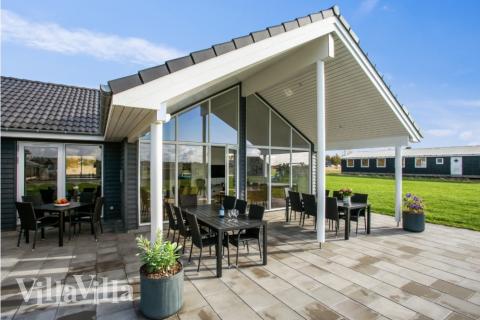 På terrassen i feriehus nr. 489 er det plass til 18 personer.