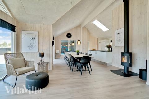 Det er plass til 18 personer i det store lyse oppholdsrommet i luksushus nr. 475.