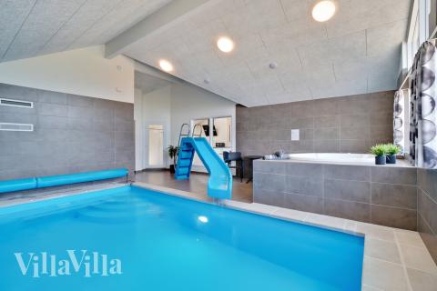 Feriehus 475 har et flott basseng med sklie, et stort innebygd boblebad og en badstue