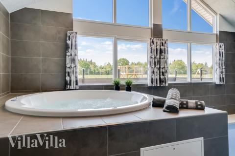 Nyt varmen i boblebadet i luksushus nr. 475 i Vestjylland