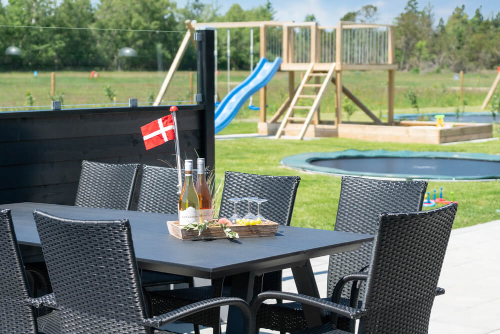 Nyt en grillkveld på terrassen i luksushus nr. 475 i Vestjylland