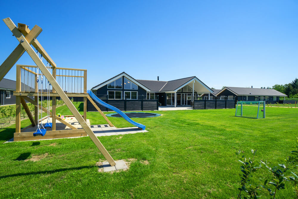 I det attraktive feriehuset nr. 475 i Vestjylland finnes det mengder av utendørsaktiviteter, som leketårn og huskestativ.