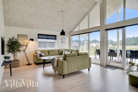 Det er plass til 18 personer i det store lyse oppholdsrommet i luksushus nr. 484.