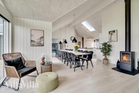 Det er god plass til at 18 personer sitter sammen i feriehusets oppholdsrom under et besøk i luksushus 484 i Vestjylland.