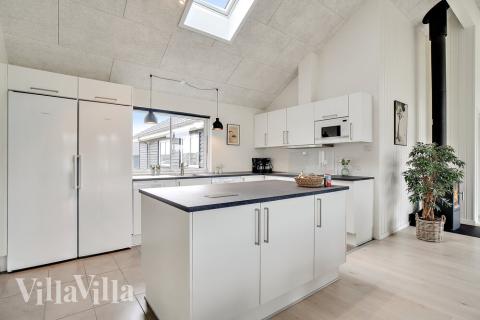 Kjøkkenet i luksushus nr. 484 er fullt utstyrt så dere lett kan lage mat til 18 personer.