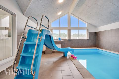 Det flotte bassenget i luksushus nr. 484 til 18 personer