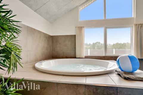 Nyt varmen i boblebadet i luksushus nr. 484 i Vestjylland