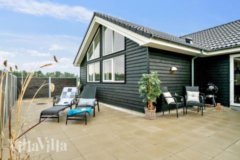På terrassen i feriehus nr. 484 er det plass til 18 personer.