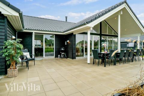 Luksushus nr. 484 har en deilig terrasse med gode hagemøbler til 18 personer.