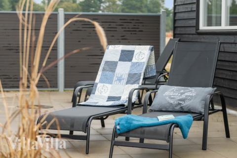 Nyt en grillkveld på terrassen i luksushus nr. 484 i Vestjylland