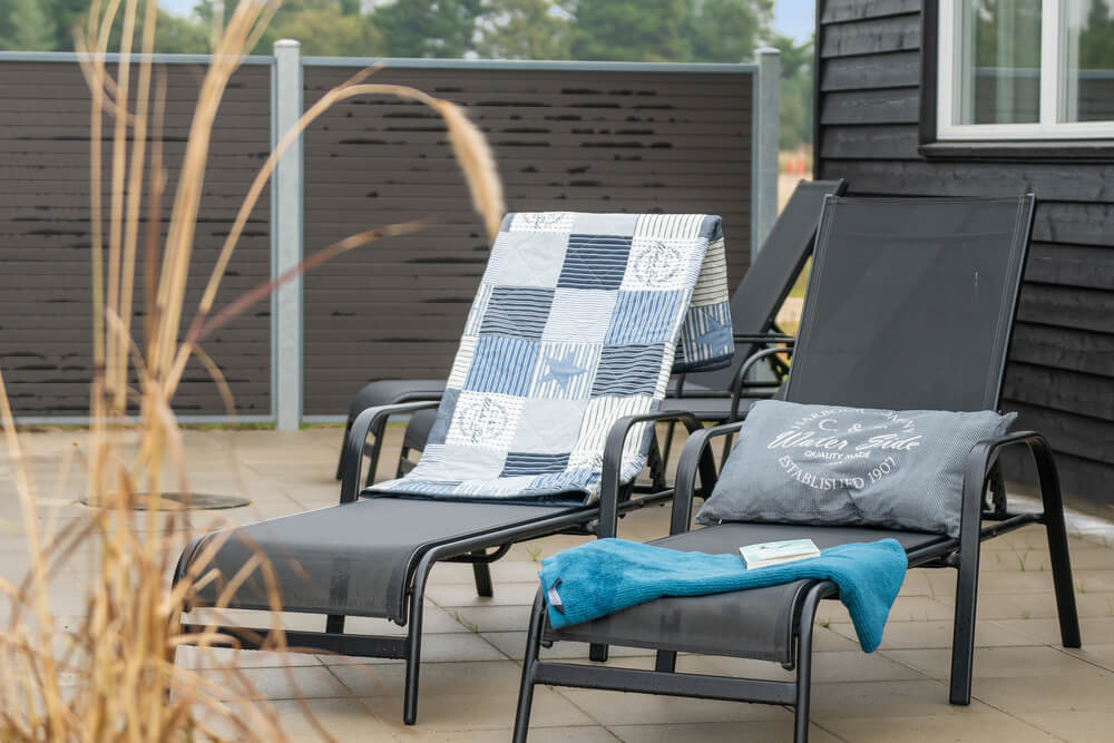 Nyt en grillkveld på terrassen i luksushus nr. 484 i Vestjylland