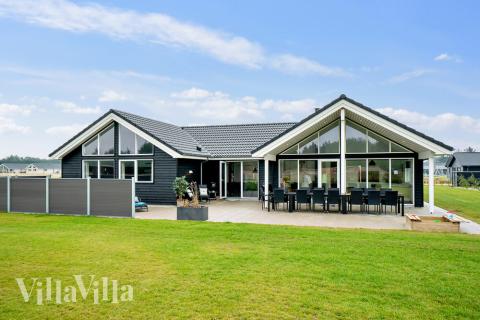 Dette lekre huset med svømmebasseng, nr. 484, med plass til 18 personer, ligger i Vestjylland