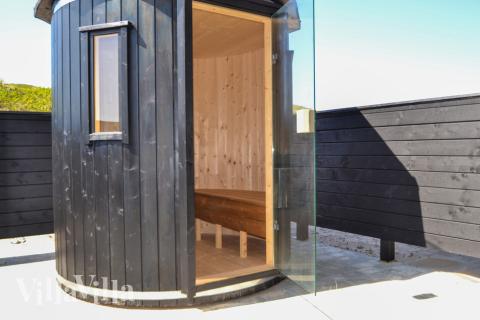 I det attraktive feriehuset nr. 486 i Vestjylland finnes det mengder av utendørsaktiviteter, som leketårn og huskestativ.