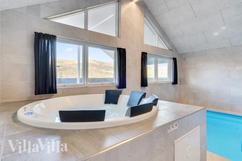 Nyt varmen i boblebadet i luksushus nr. 486 i Vestjylland