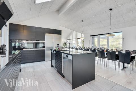 På luksushusets kjøkken finner dere alt dere trenger for å lage mat til 20 personer.