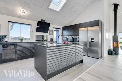 Kjøkkenet i luksushus nr. 486 er fullt utstyrt så dere lett kan lage mat til 20 personer.