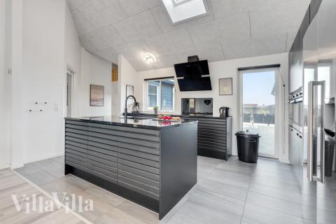 Kjøkkenet i luksushus nr. 486 i Vestjylland er godt innrettet.