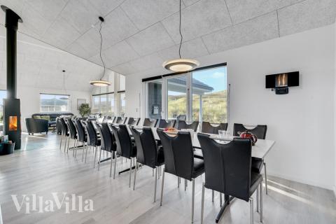 Det er god plass til at 20 personer sitter sammen i feriehusets oppholdsrom under et besøk i luksushus 486 i Vestjylland.