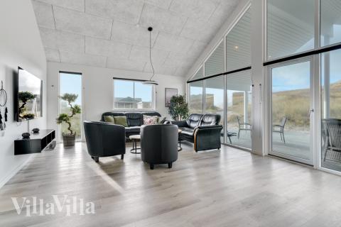 Det er god plass til hygge i feriehusets sofagruppe under oppholdet i luksushus nr. 486