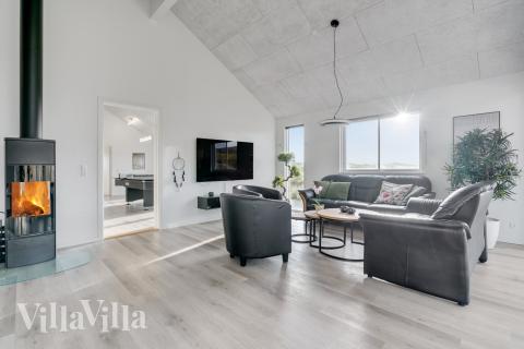 Sofaen i luksushus nr. 486 i Vestjylland er perfekt for å hygge seg med et brettspill eller se en film sammen.