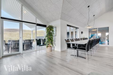 Det er plass til 20 personer i det store lyse oppholdsrommet i luksushus nr. 486.