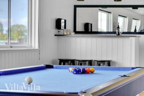 Luksushus nr. 490 til 18 personer tilbyr et stort aktivitetsrom med bl.a. biljard og dart