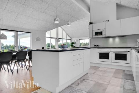 Kjøkkenet i luksushus nr. 490 er fullt utstyrt så dere lett kan lage mat til 18 personer.