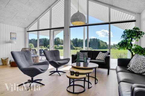 Det er god plass til hygge i feriehusets sofagruppe under oppholdet i luksushus nr. 490