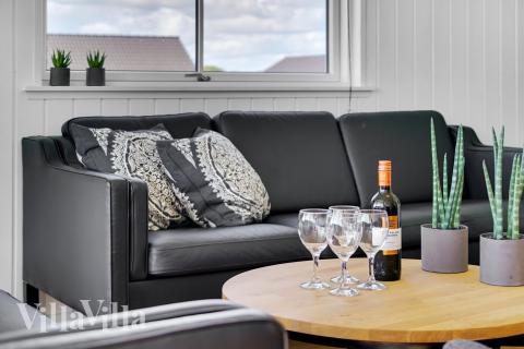 Sofaen i luksushus nr. 490 i Lolland/Falster/Møn er perfekt for å hygge seg med et brettspill eller se en film sammen.