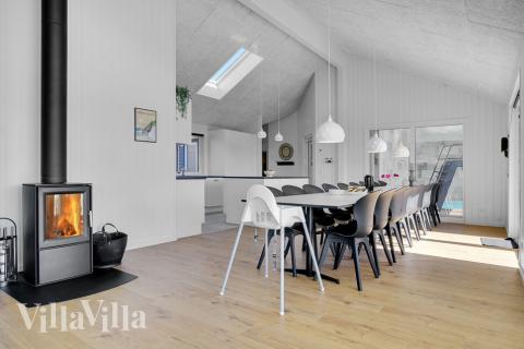 Det er plass til 18 personer i det store lyse oppholdsrommet i luksushus nr. 490.