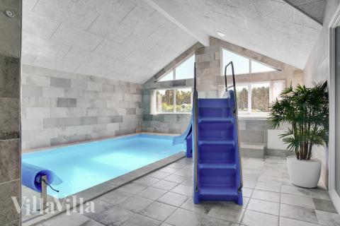 Feriehus 490 har et flott basseng med sklie, et stort innebygd boblebad og en badstue