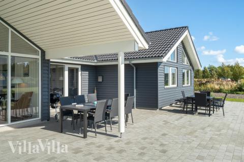 Nyt en grillkveld på terrassen i luksushus nr. 490 i Lolland/Falster/Møn