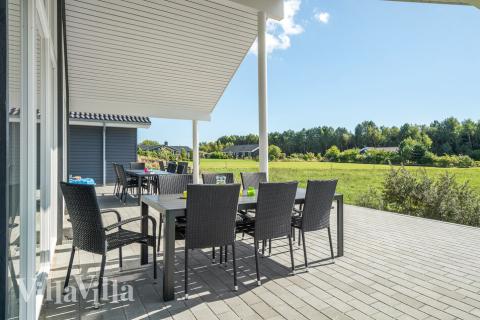 Luksushus nr. 490 har en deilig terrasse med gode hagemøbler til 18 personer.