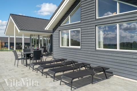Stor terrasse i luksushus nr. 490 i Lolland/Falster/Møn.
