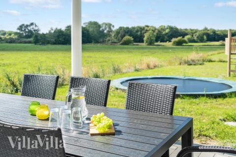 På terrassen i feriehus nr. 490 er det plass til 18 personer.