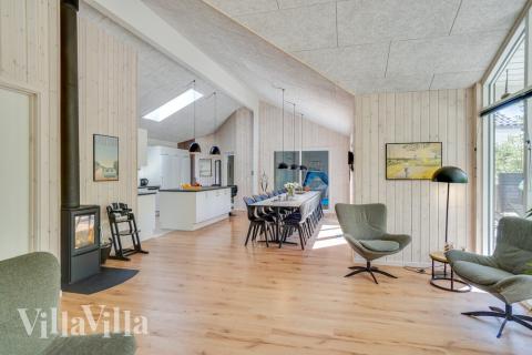 Det er plass til 18 personer i det store lyse oppholdsrommet i luksushus nr. 494.