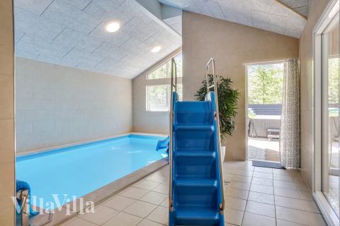 Det flotte bassenget i luksushus nr. 494 til 18 personer