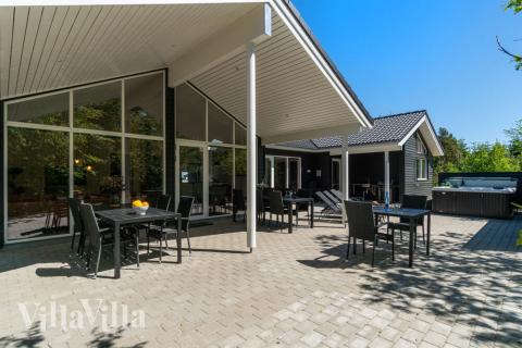 Nyt en grillkveld på terrassen i luksushus nr. 494 i Nordjylland