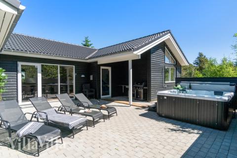 På terrassen i feriehus nr. 494 er det plass til 18 personer.