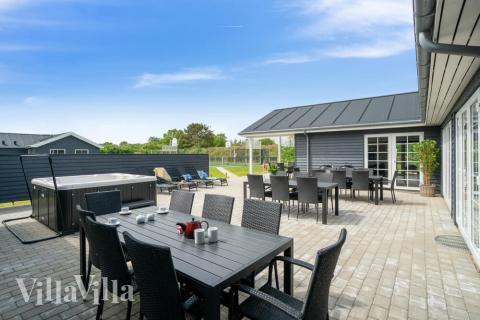 På terrassen i feriehus nr. 500 er det plass til 26 personer.